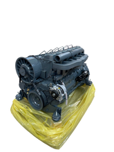 Motor diesel Innovaciones Industriales F6L914 de 6 cilindros con refrigeración por turbina en taller industrial