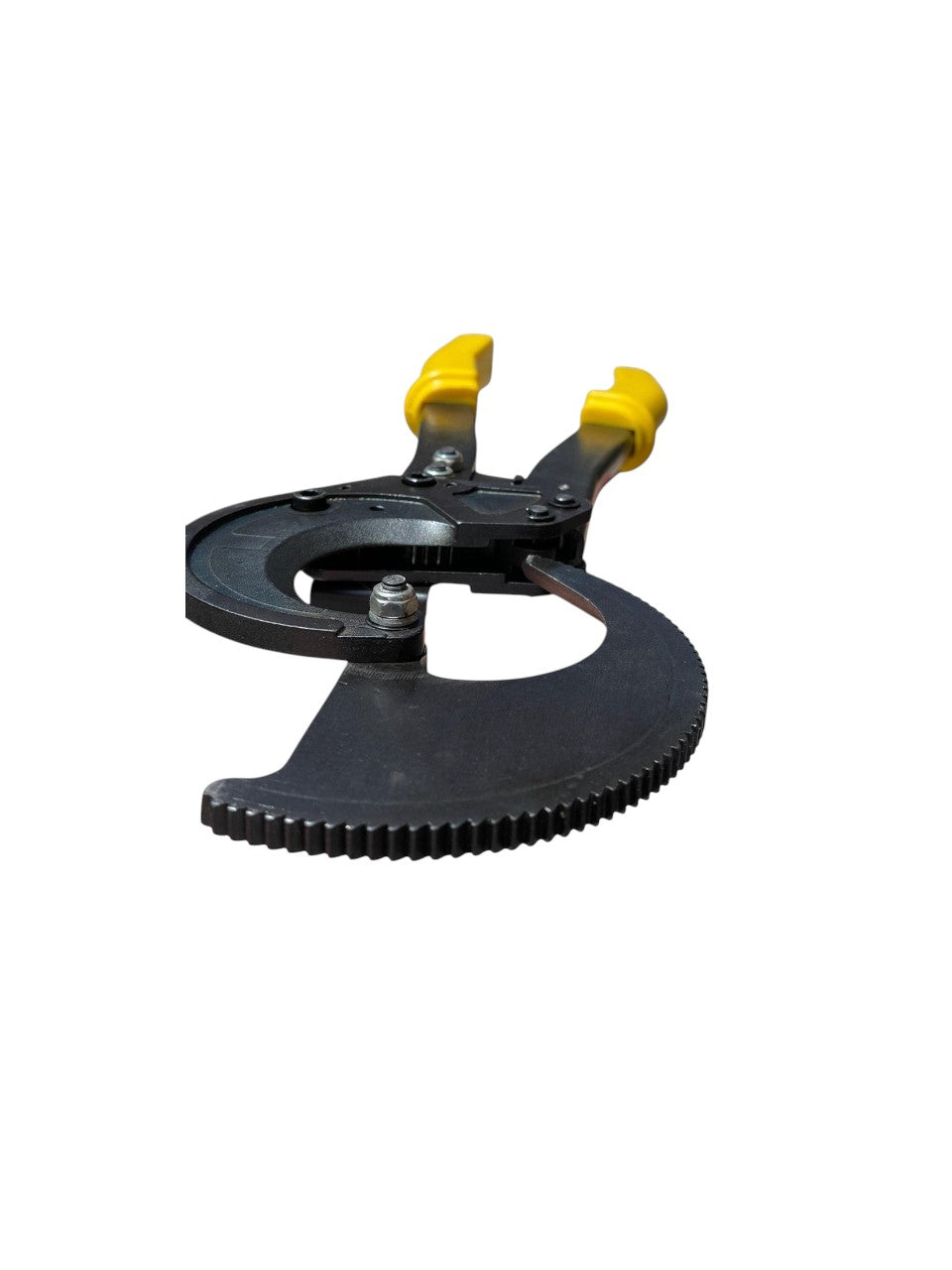 Cortador de cable Innovaciones Industriales con mecanismo de trinquete, cabezal negro y mangos ergonómicos amarillos