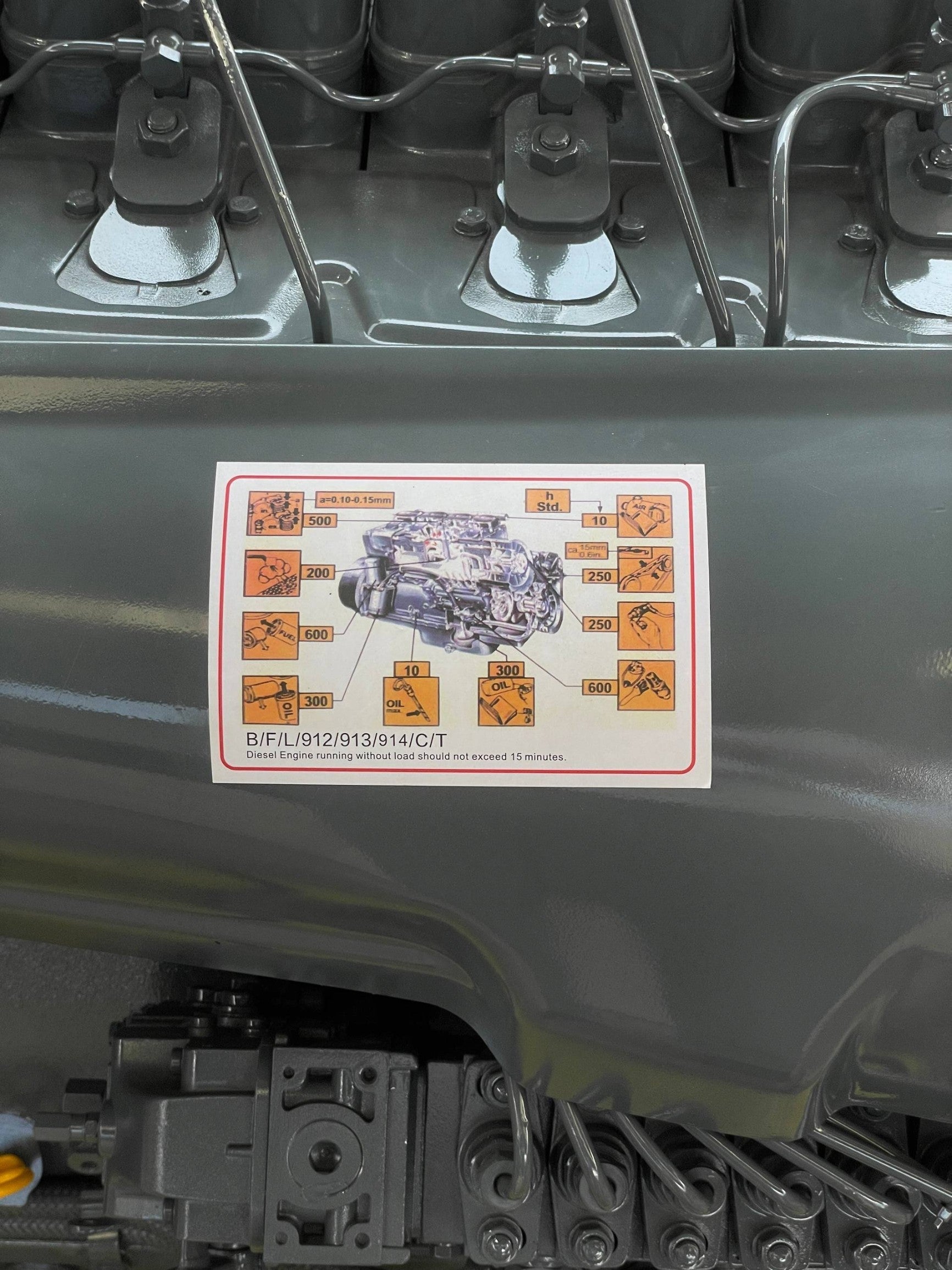 Etiqueta de mantenimiento en motor diesel Innovaciones Industriales F6L914 de 6 cilindros con refrigeracion por aire