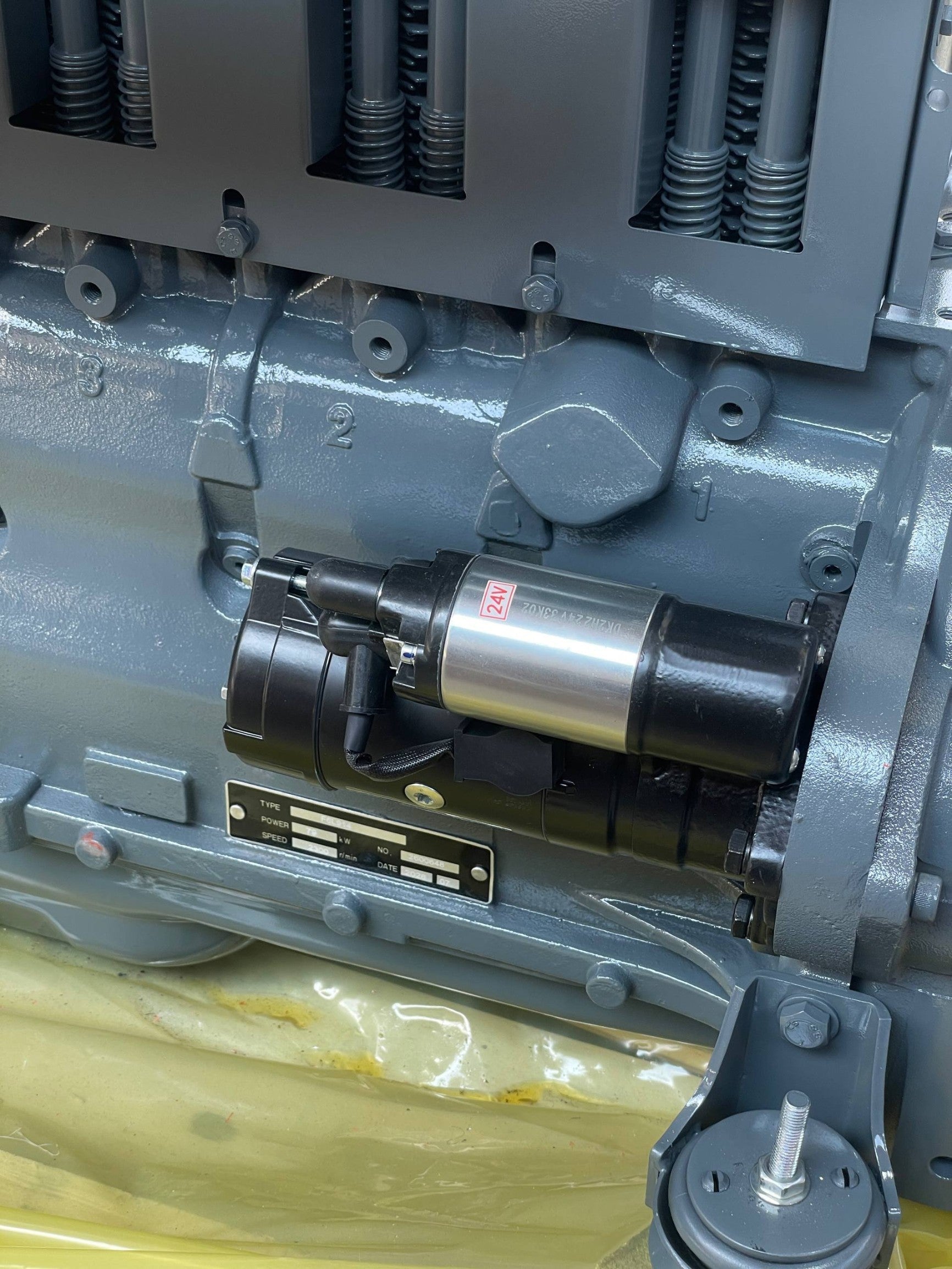 Motor diesel Innovaciones Industriales F6L914 de 6 cilindros con motor de arranque de 24V y acabado en gris robusto