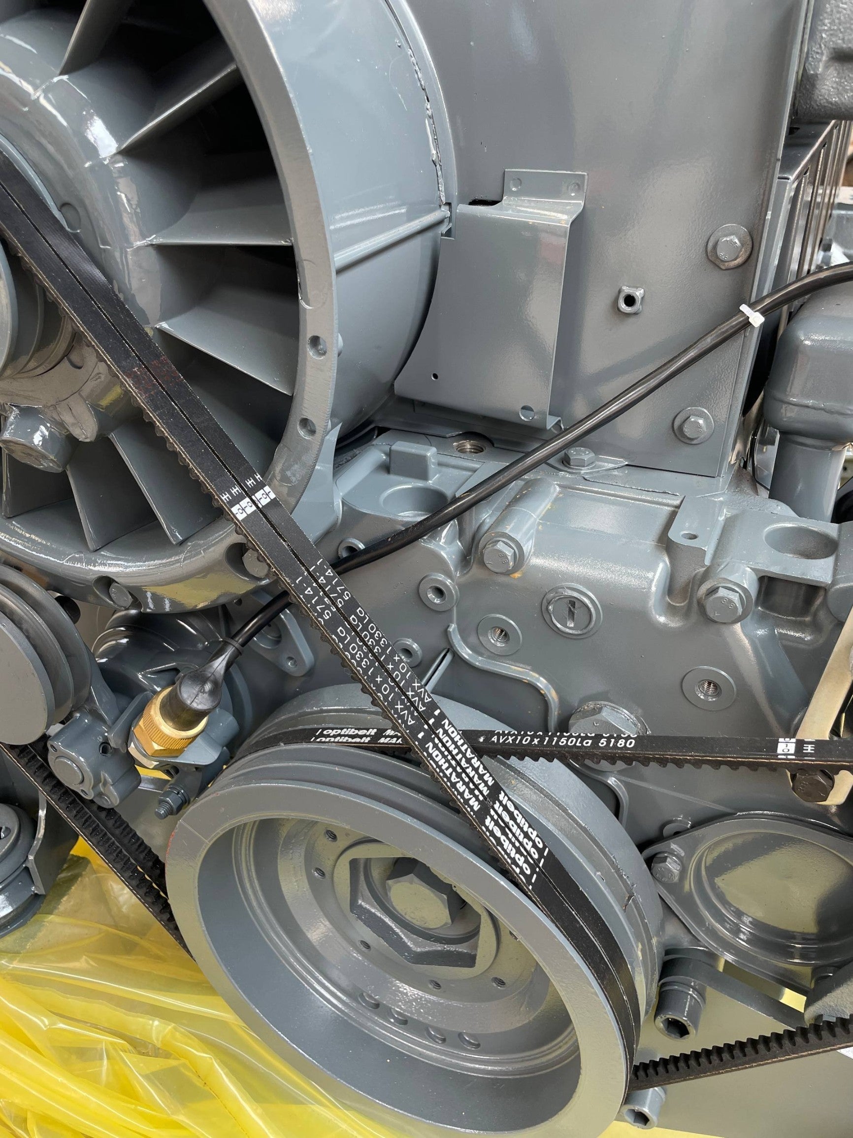 Motor diesel Innovaciones Industriales F6L914 de 6 cilindros con sistema de refrigeración por turbina y correas